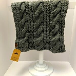 TOUGH HEADGEAR brand Gray Infinity Scarf. NWT Winter weather cable knit bohemian